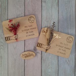 Postal de madera y flores preservadas Día de las Madres