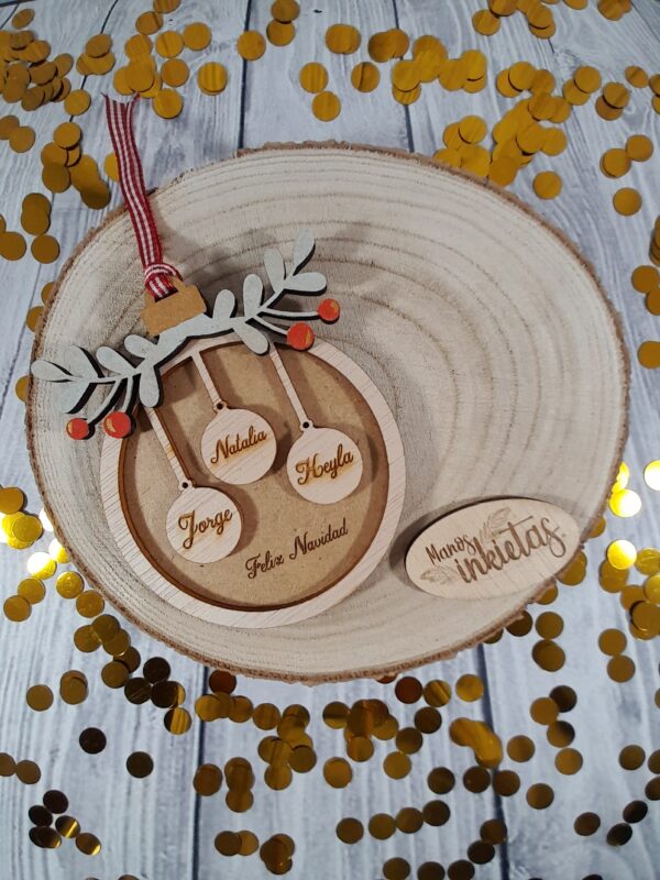 Bola de Navidad en madera y MDF familiar con diseños de adornos