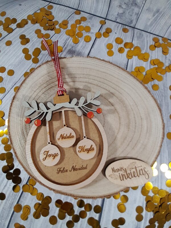 Bola de Navidad en madera y MDF familiar con diseños de adornos