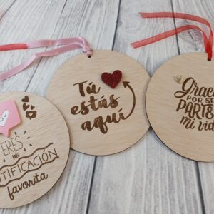 Placas de madera y metacrilato con frases de San Valentín