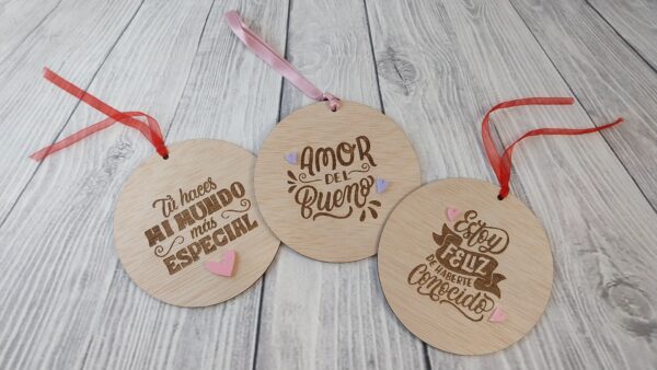 Placas de madera y metacrilato con frases de San Valentín